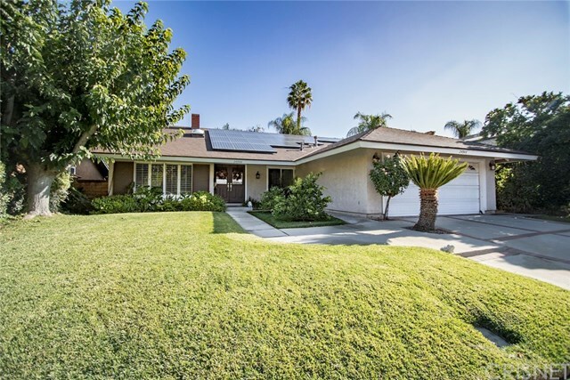 Property Photo:  24944 Avenida Balita  CA 91355 