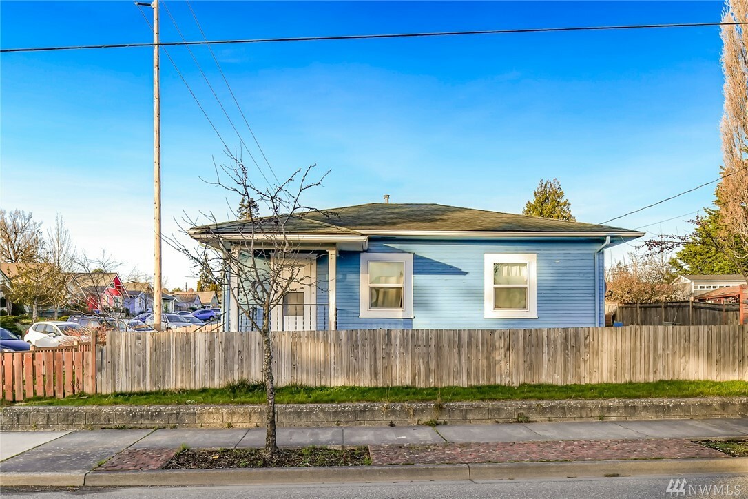 Property Photo:  1201 Alabama St  WA 98226 