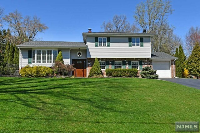 Property Photo:  28 Arcadia Way  NJ 07642 