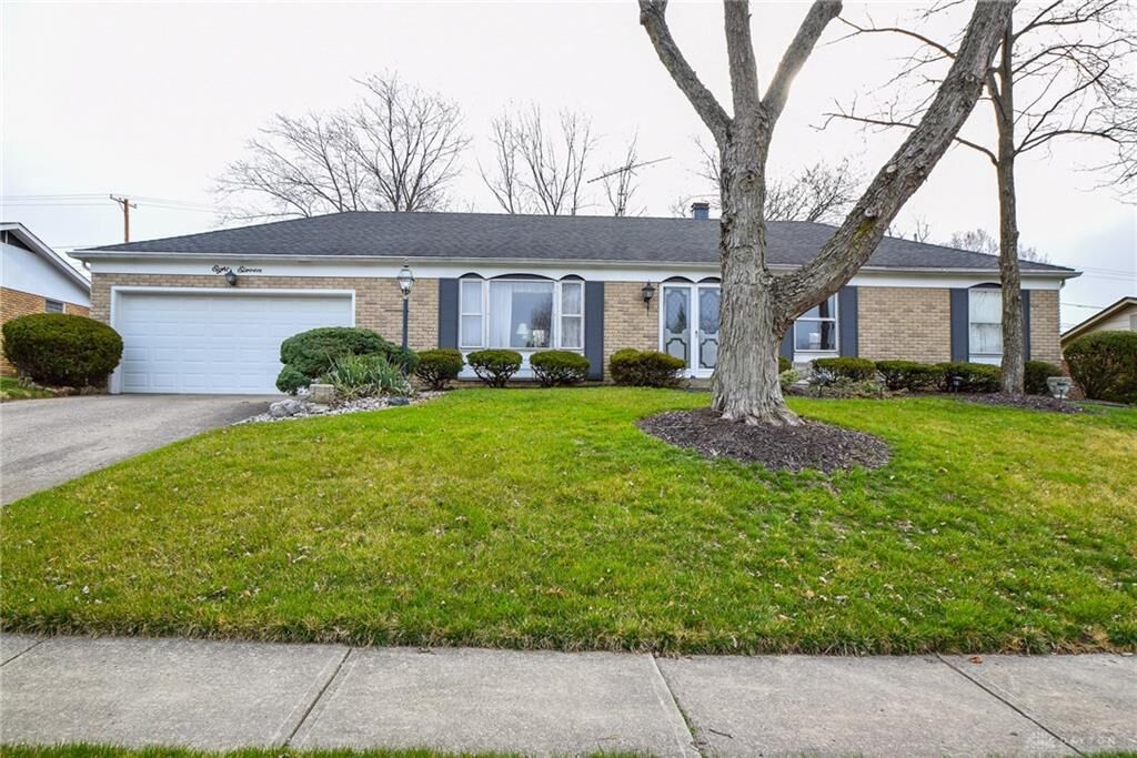 Property Photo: 811 Kenbrook Drive OH 45377