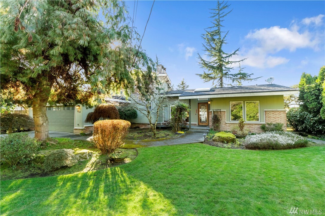 Property Photo:  814 Crown Dr  WA 98203 
