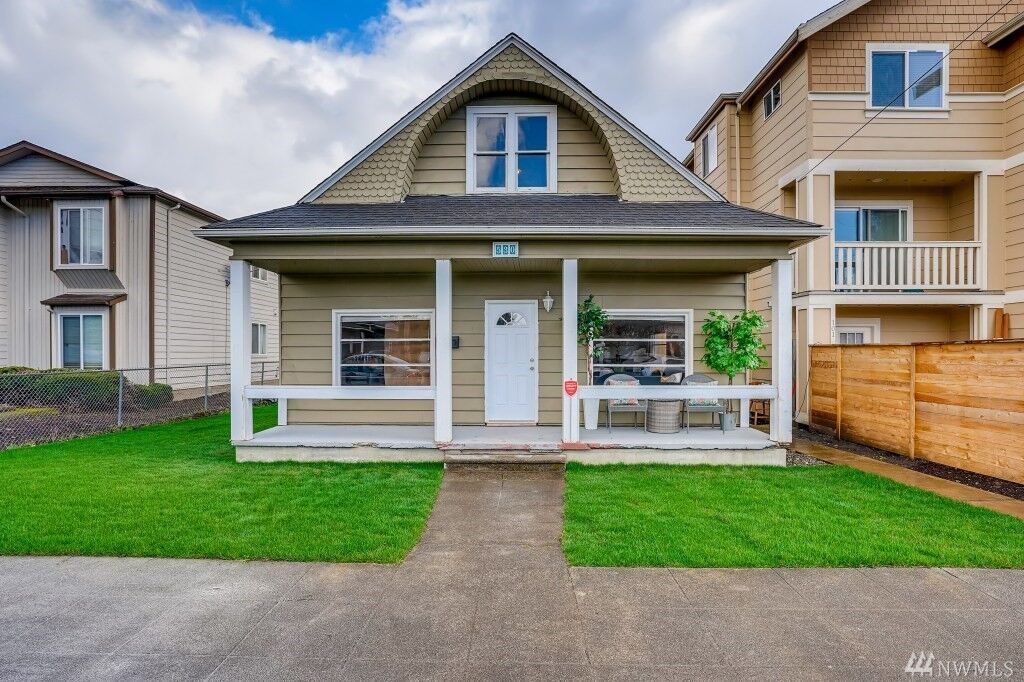 Property Photo:  530 Smithers Ave S  WA 98057 