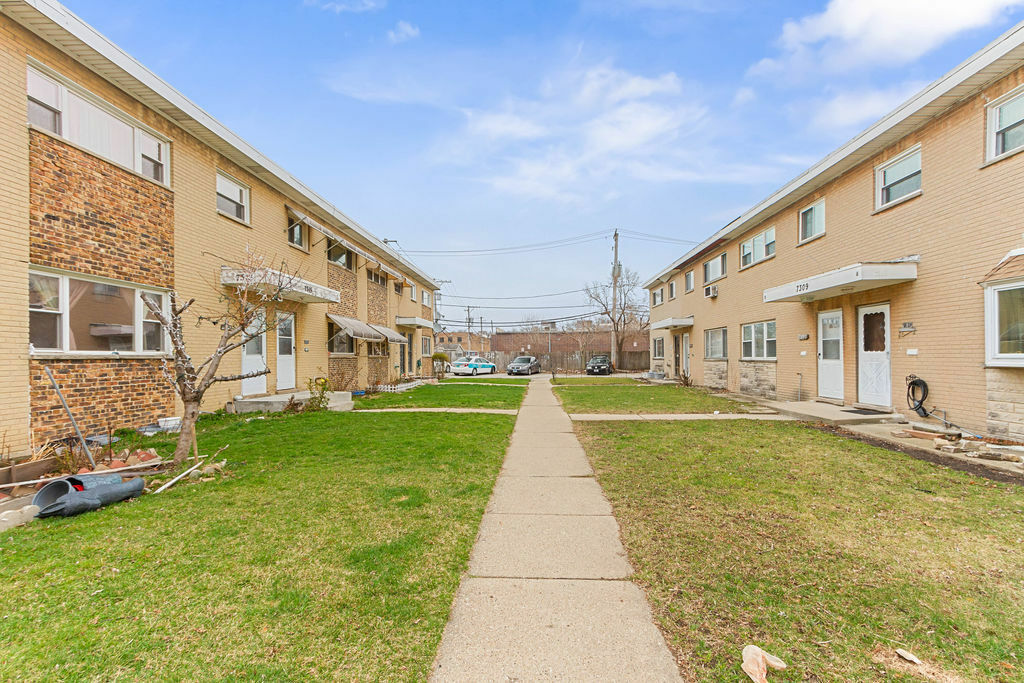 Property Photo:  7315 N Campbell Avenue A  IL 60645 