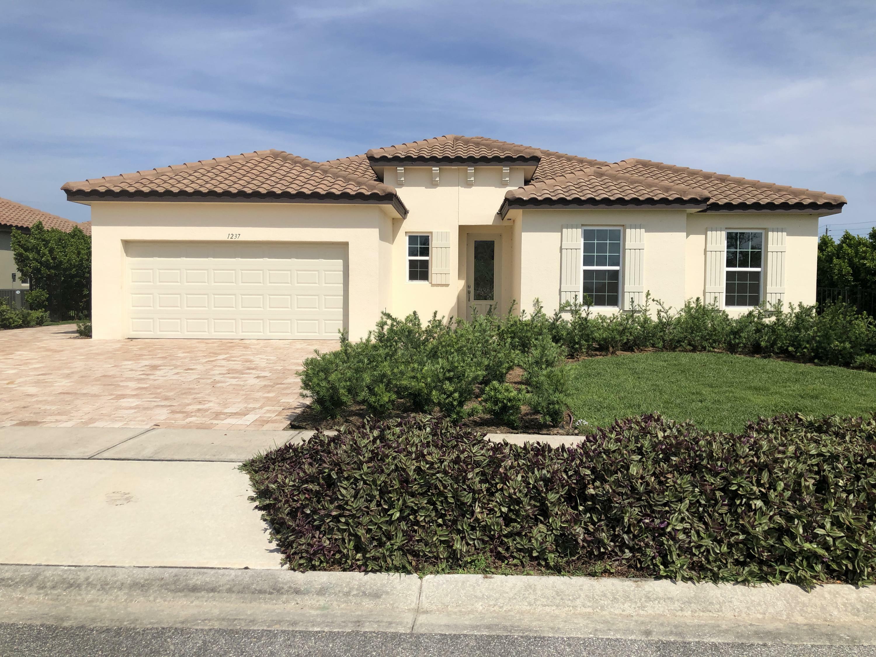 Property Photo: 1237 Fulton Circle FL 32780