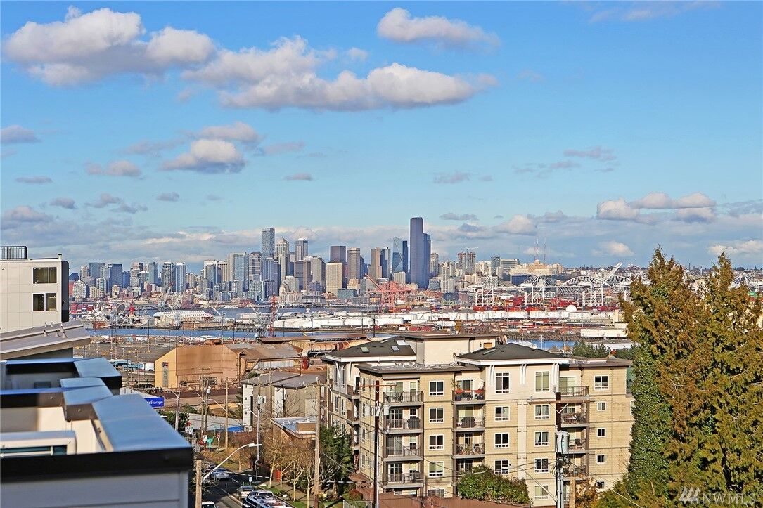 Property Photo:  3104 SW Avalon Wy H  WA 98126 