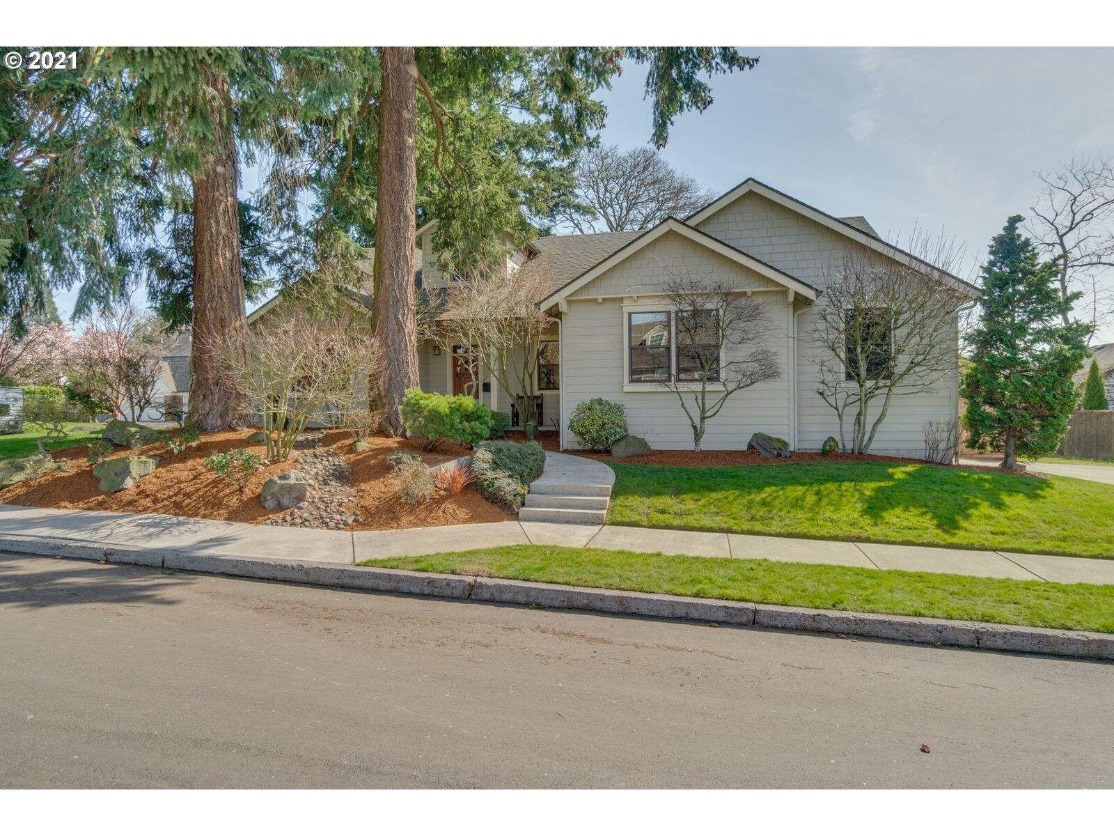 Property Photo:  607 W 38th St  WA 98660 