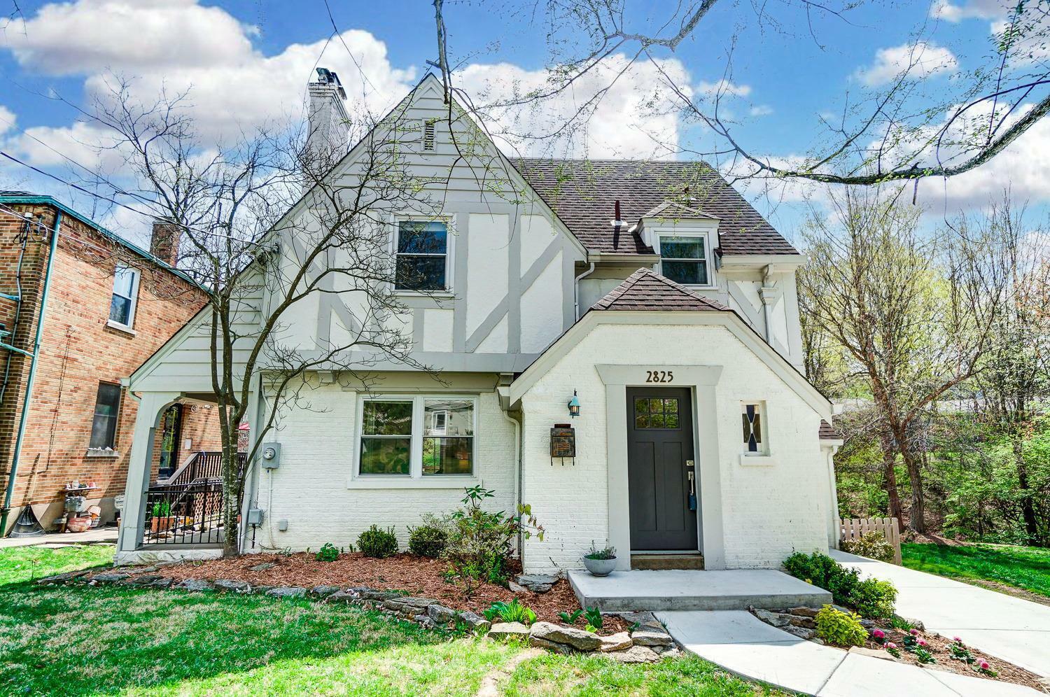 Property Photo: 2825 Cortelyou Pl OH 45213
