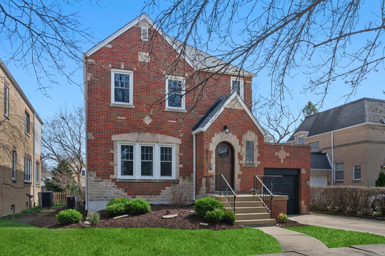 Property Photo:  5931 N Bernard Street  IL 60659 
