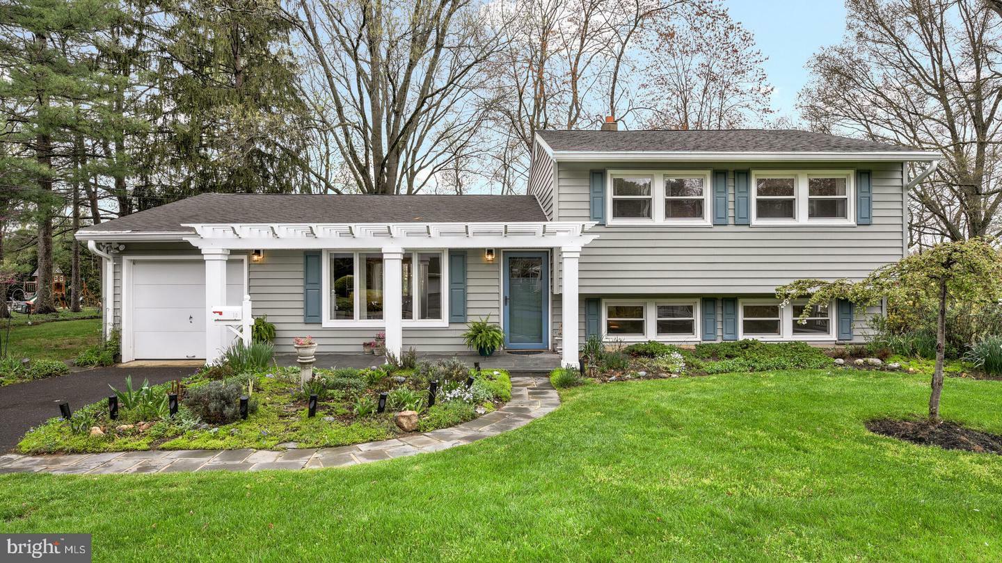 Property Photo:  10 Canoe Brook Drive  NJ 08550 