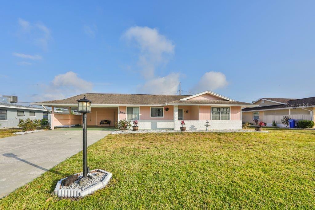 Property Photo:  809 Oakmont Avenue  FL 33573 