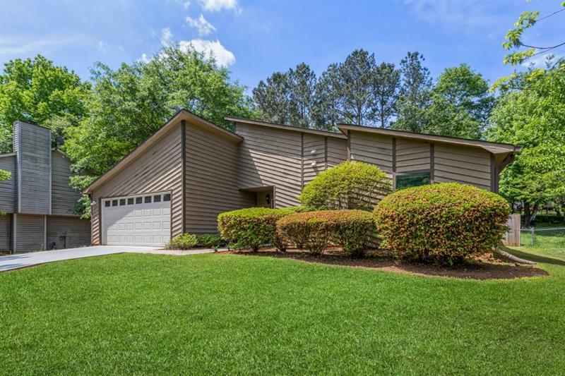 Property Photo: 2282 Marshes Glenn Drive GA 30071