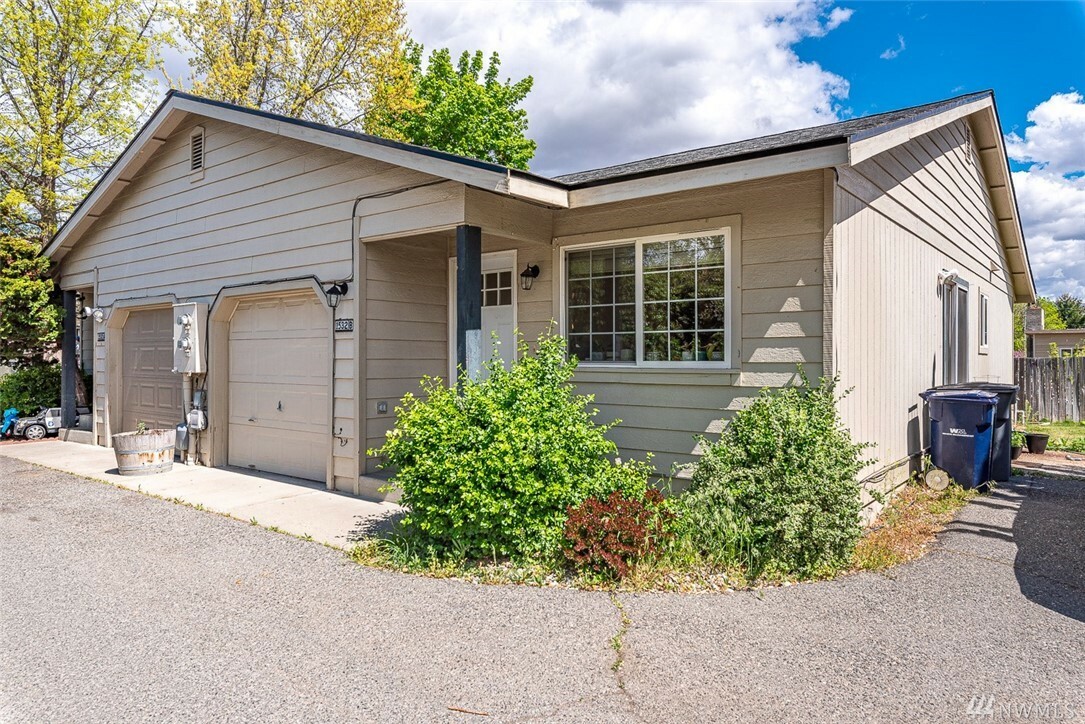 Property Photo:  1534 1532 Maple St A&Ampb  WA 98801 