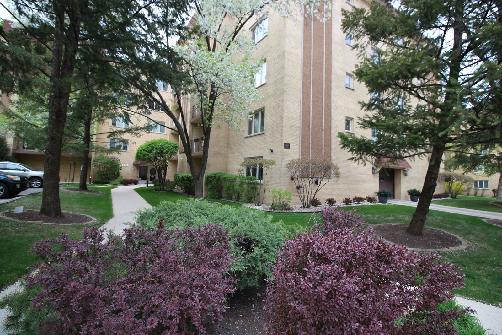 Property Photo: 6430 W Belle Plaine Avenue 407 IL 60634