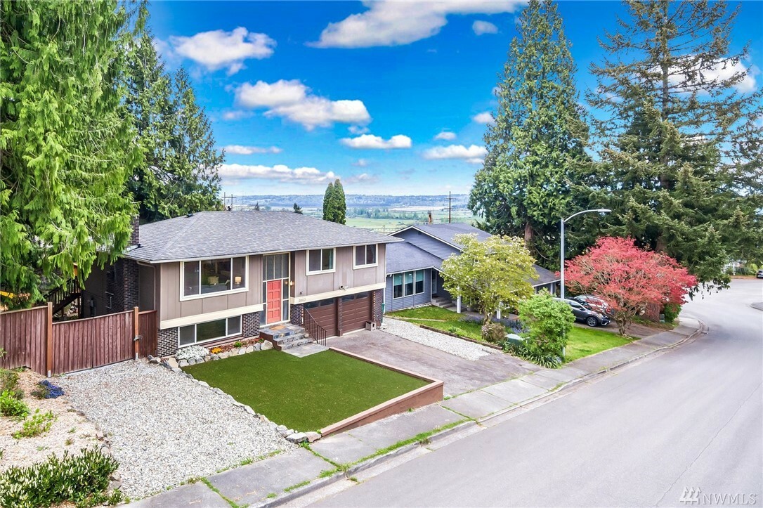 Property Photo:  2803 Larlin Dr  WA 98203 