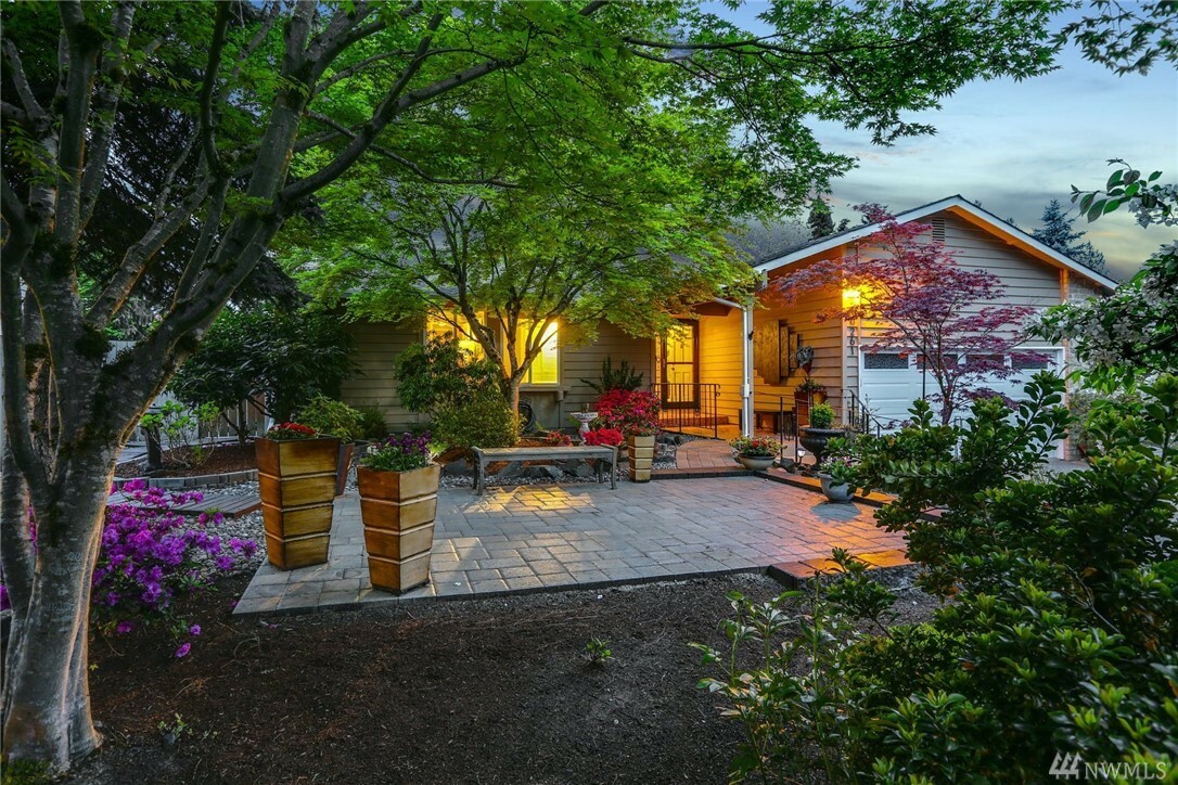 Property Photo: 10261 NE 121st St WA 98034