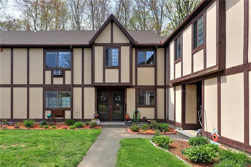 Property Photo:  148 Foxwood Close 148  CT 06461 