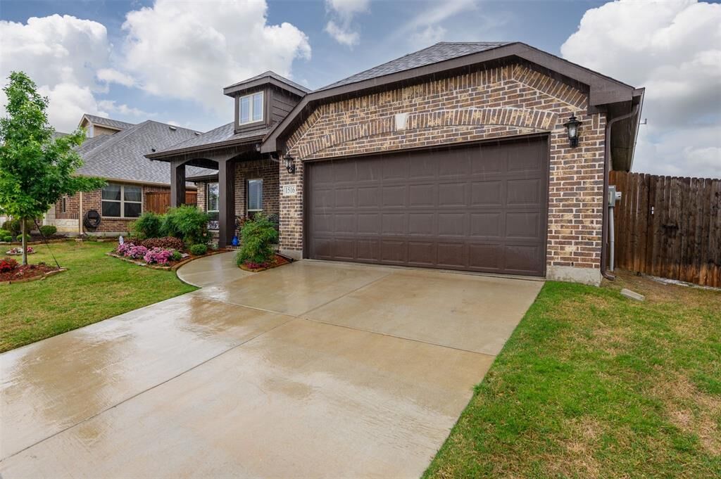 Property Photo:  1516 Silver Lane  TX 76227 