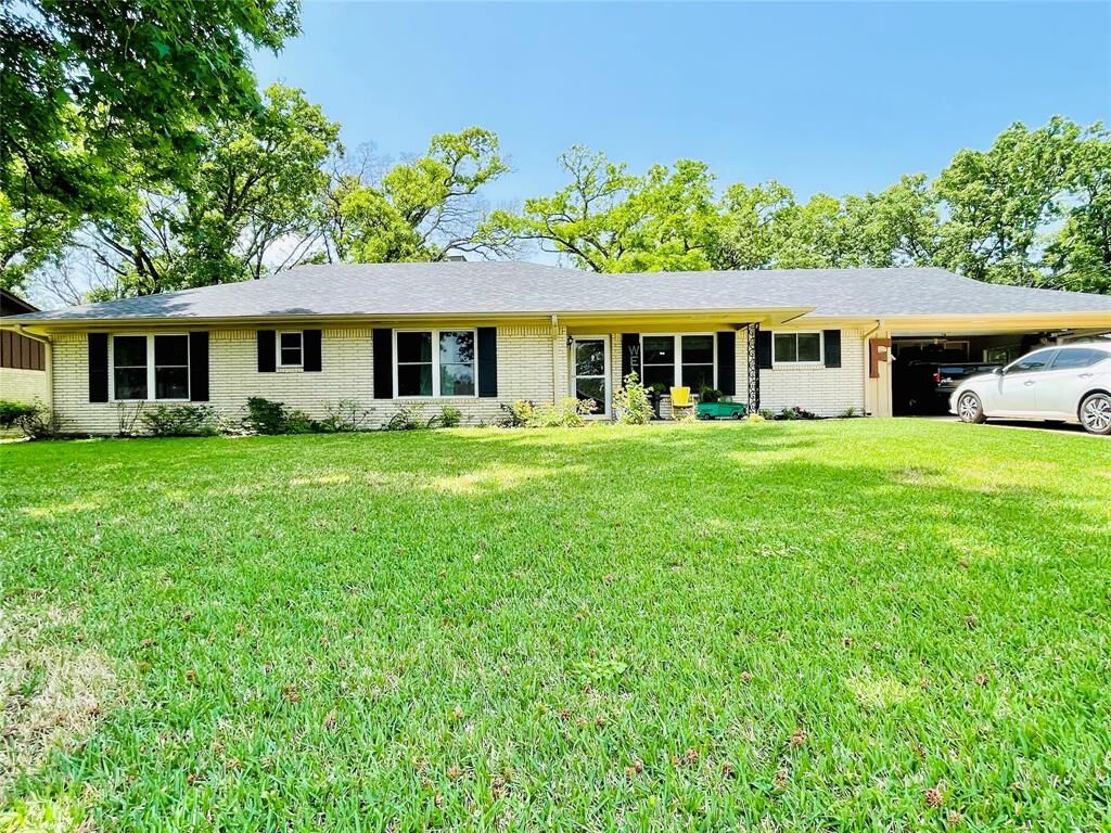 Property Photo:  320 Woodcrest Circle  TX 75482 