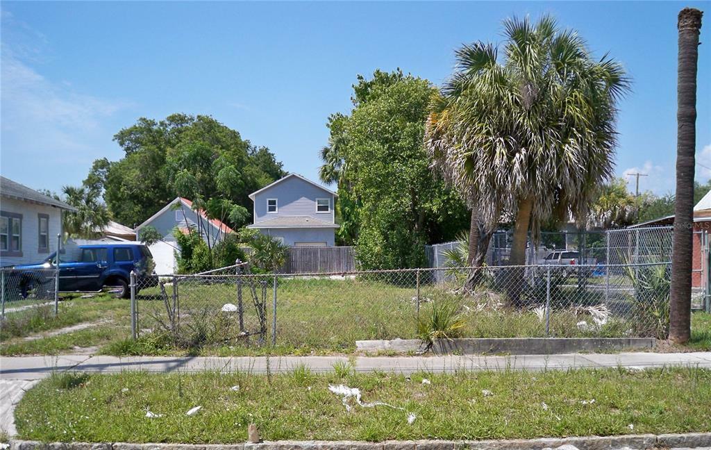 Property Photo:  2105 W Chestnut Street  FL 33607 