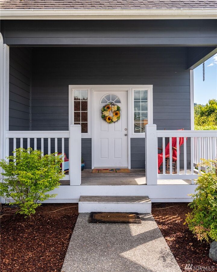 Property Photo: 3102 Dakota Dr WA 98274