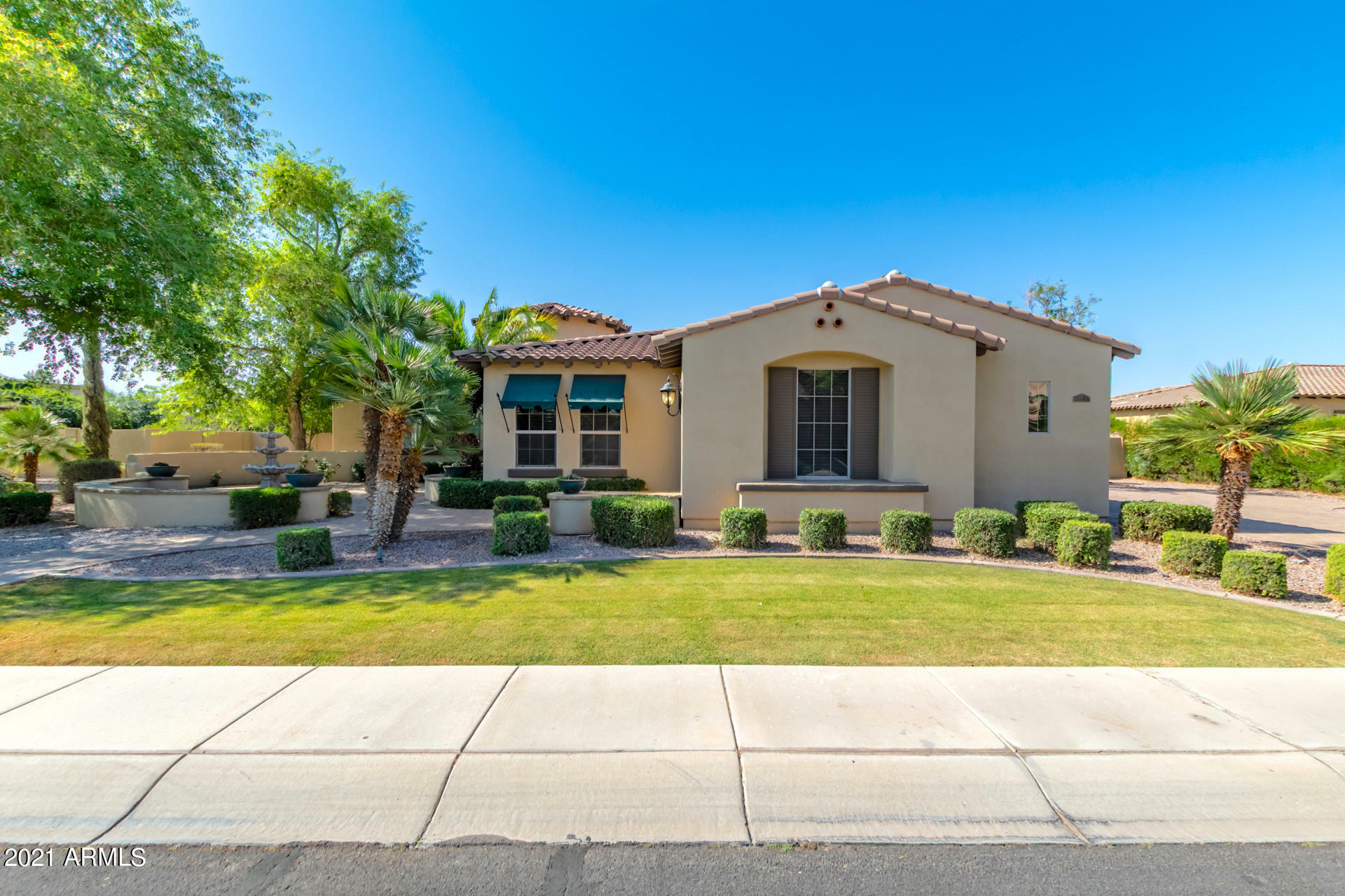 Property Photo:  2943 E Warbler Road  AZ 85297 