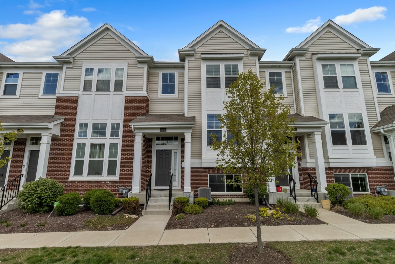 Property Photo: 877 Lewisburg Lane IL 60504
