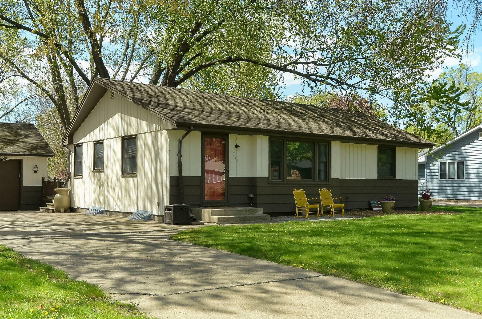 Property Photo:  7911 59 1/2 Avenue N  MN 55428 