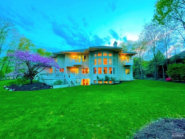 Property Photo:  7 Susan Court  NJ 07675 