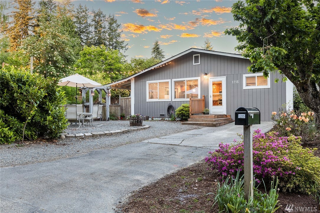 Property Photo:  1215 Stevens St  WA 98388 