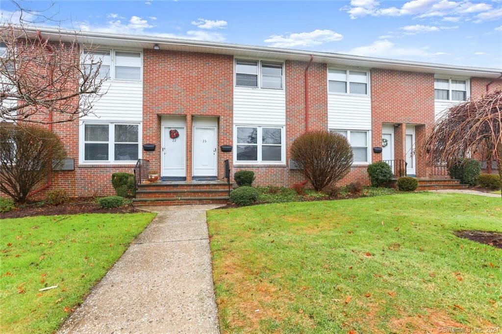 Property Photo:  23 Willowbrook Court 23  CT 06902