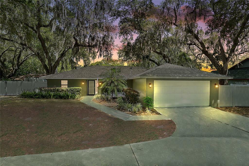 Property Photo: 405 W Mirror Lake Drive FL 34731