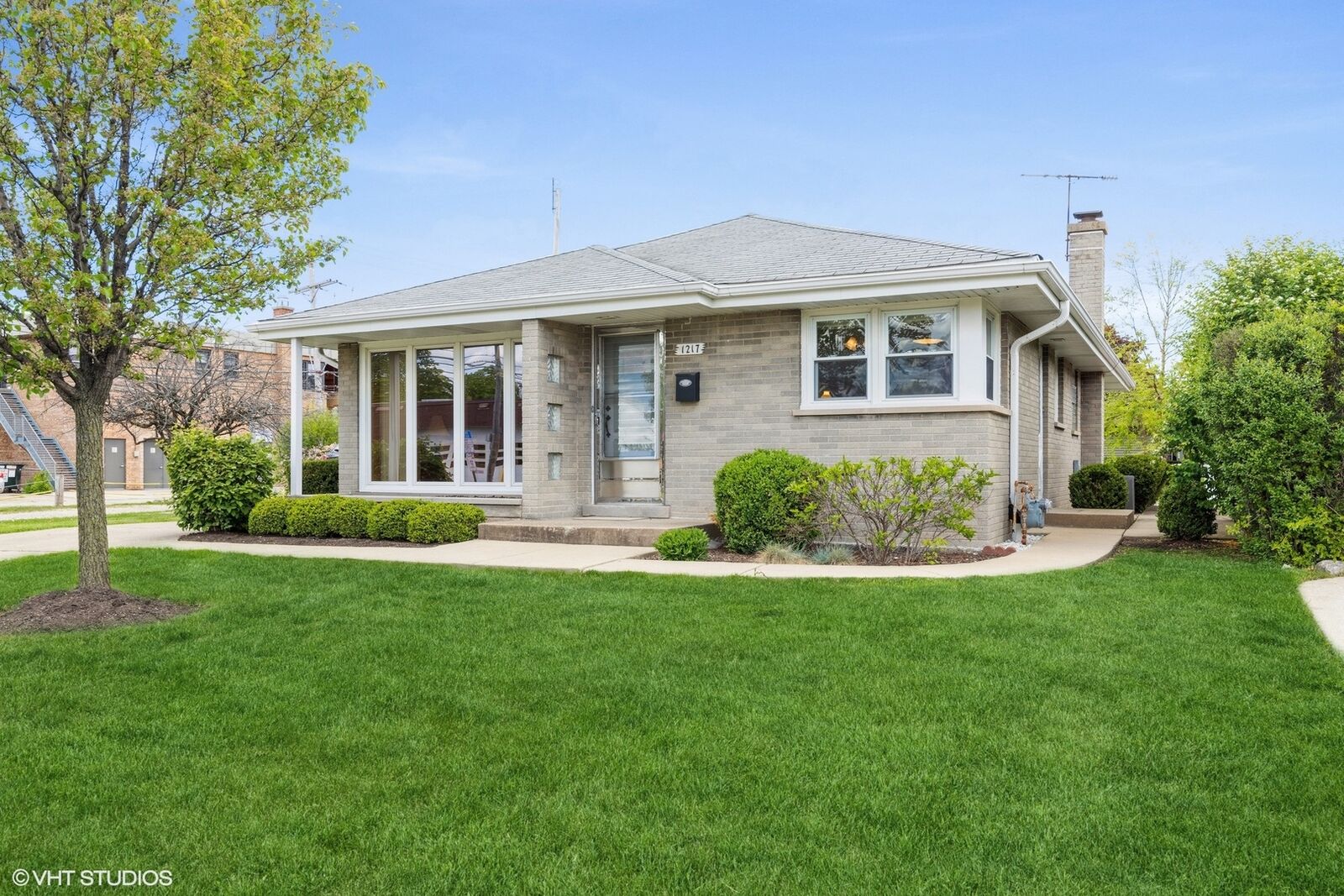 Property Photo:  1217 S Cumberland Avenue  IL 60068
