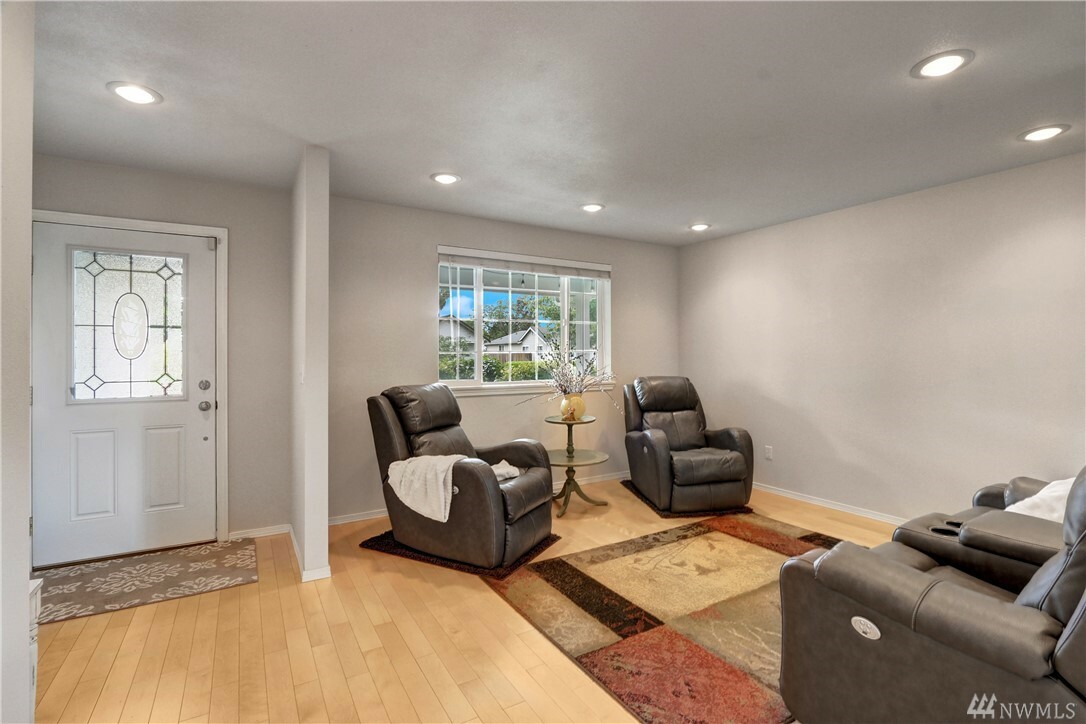 Property Photo: 304 L St SE WA 98002