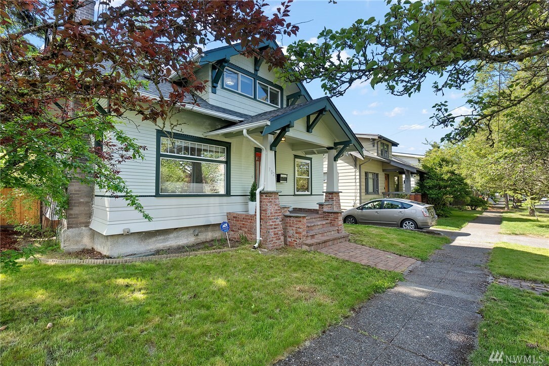 Property Photo:  702 N Pine St  WA 98406 