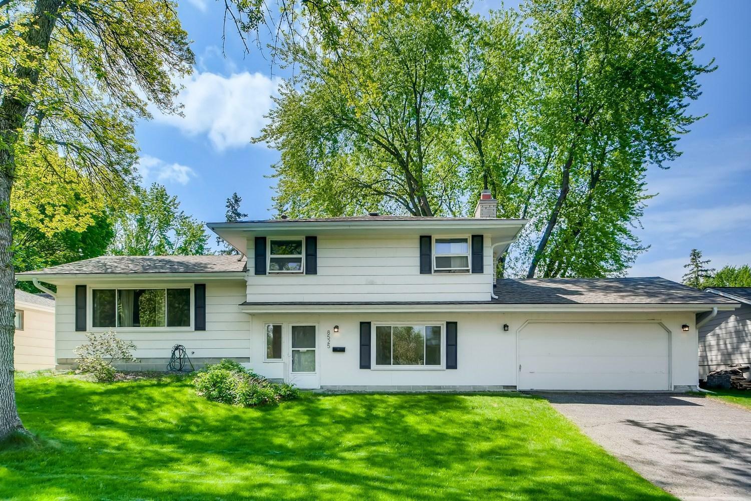 Property Photo:  8525 33rd Avenue N  MN 55427 