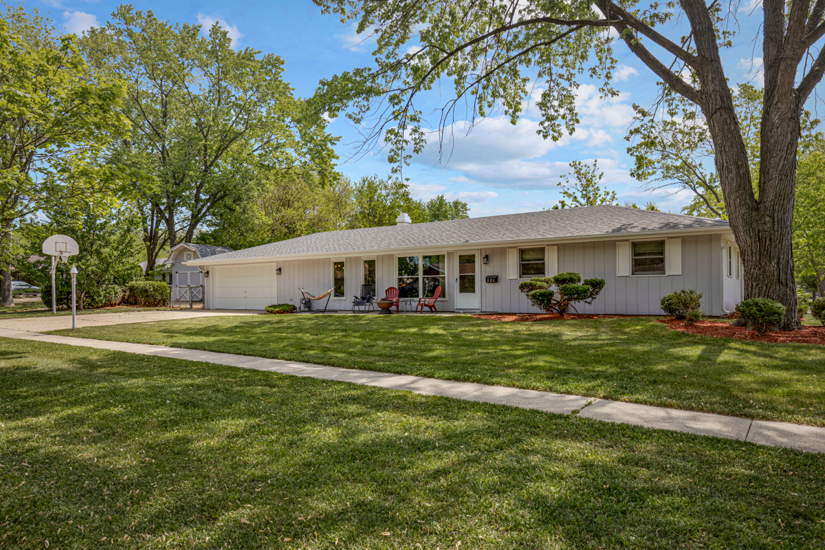 Property Photo:  131 Warwick Court  IL 60193 