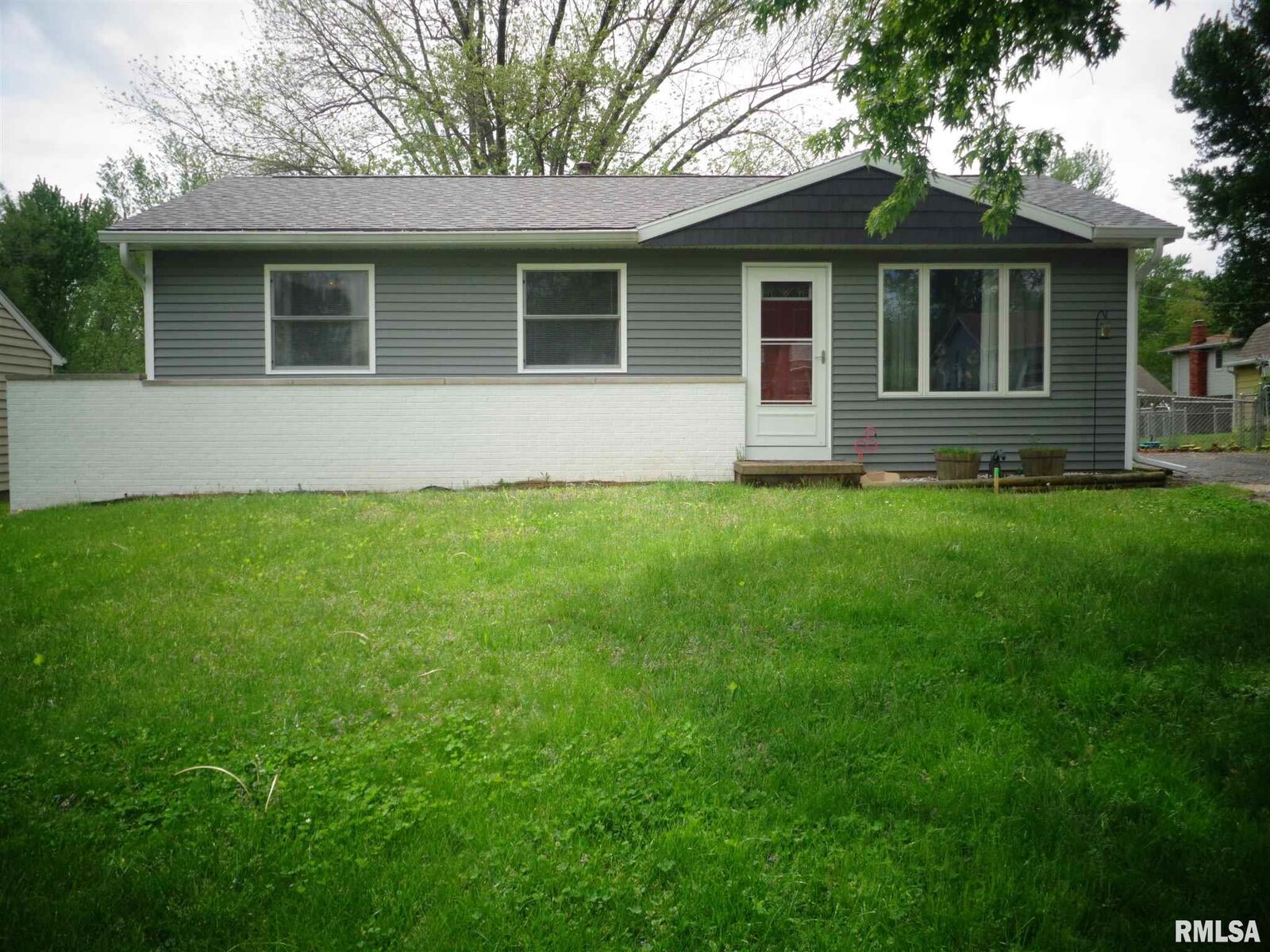 Property Photo: 6 New Salem IL 61607