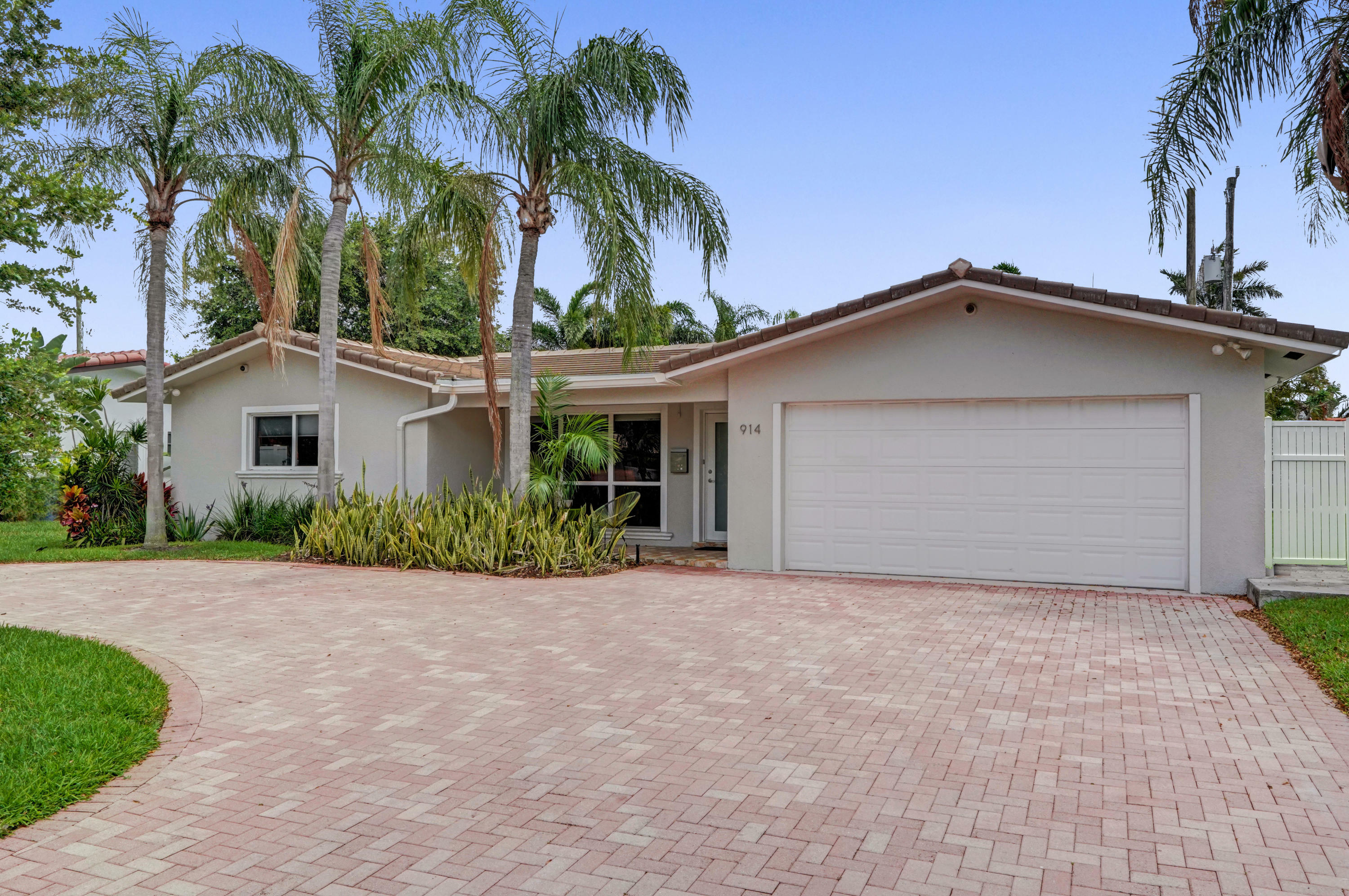 Property Photo:  914 SE 11 Street  FL 33441 