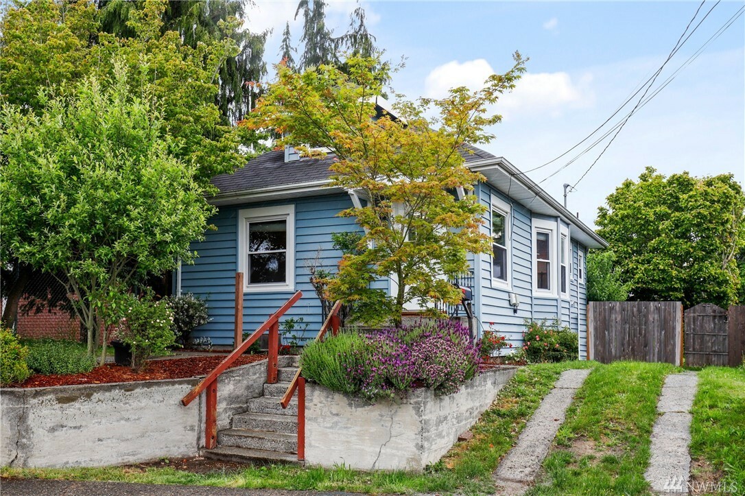 Property Photo:  5232 45th Ave S  WA 98118 