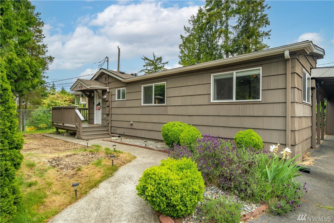 Property Photo:  11050 4th Ave S  WA 98168 