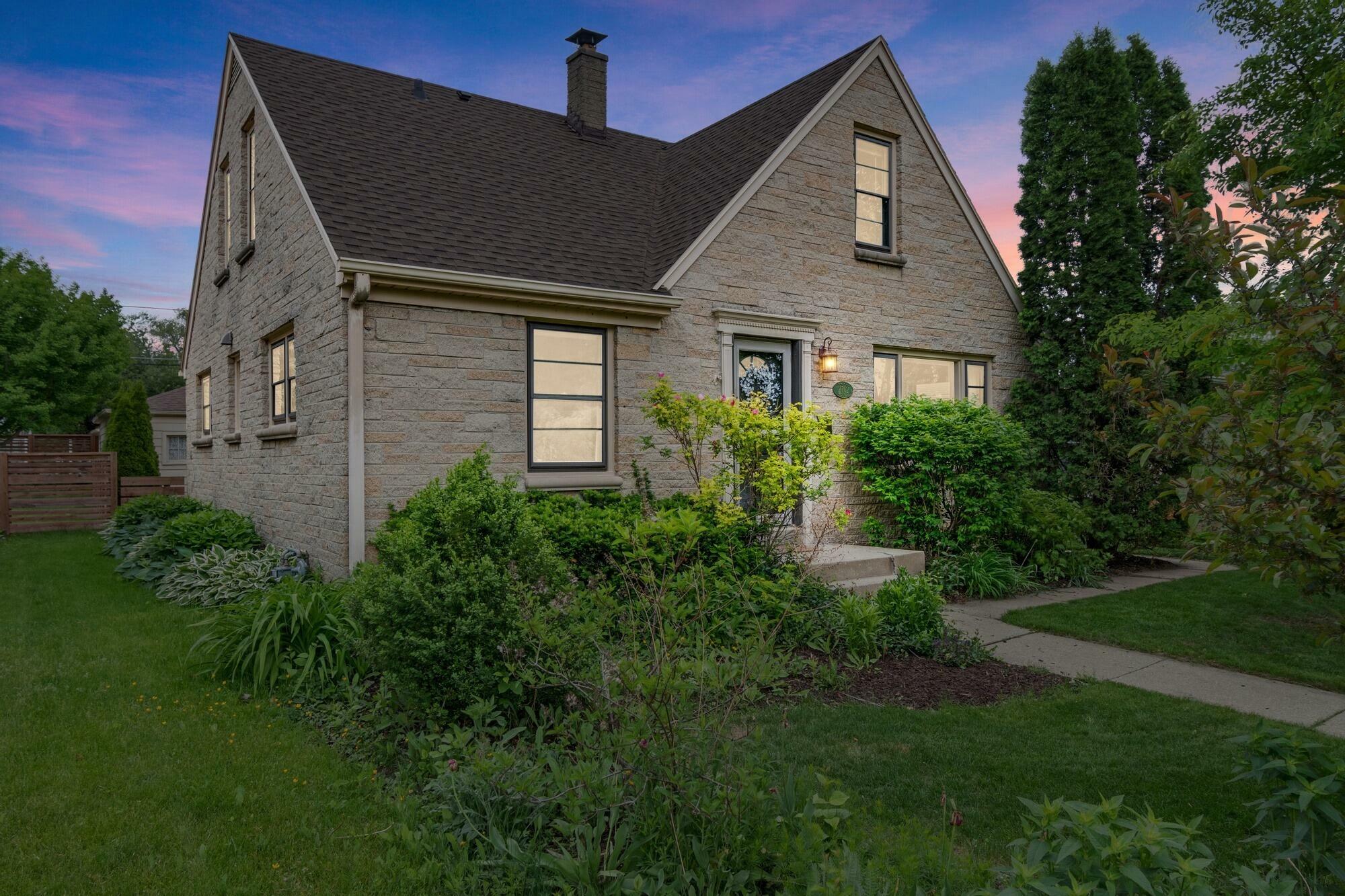 Property Photo:  2762 N 88th St  WI 53222 