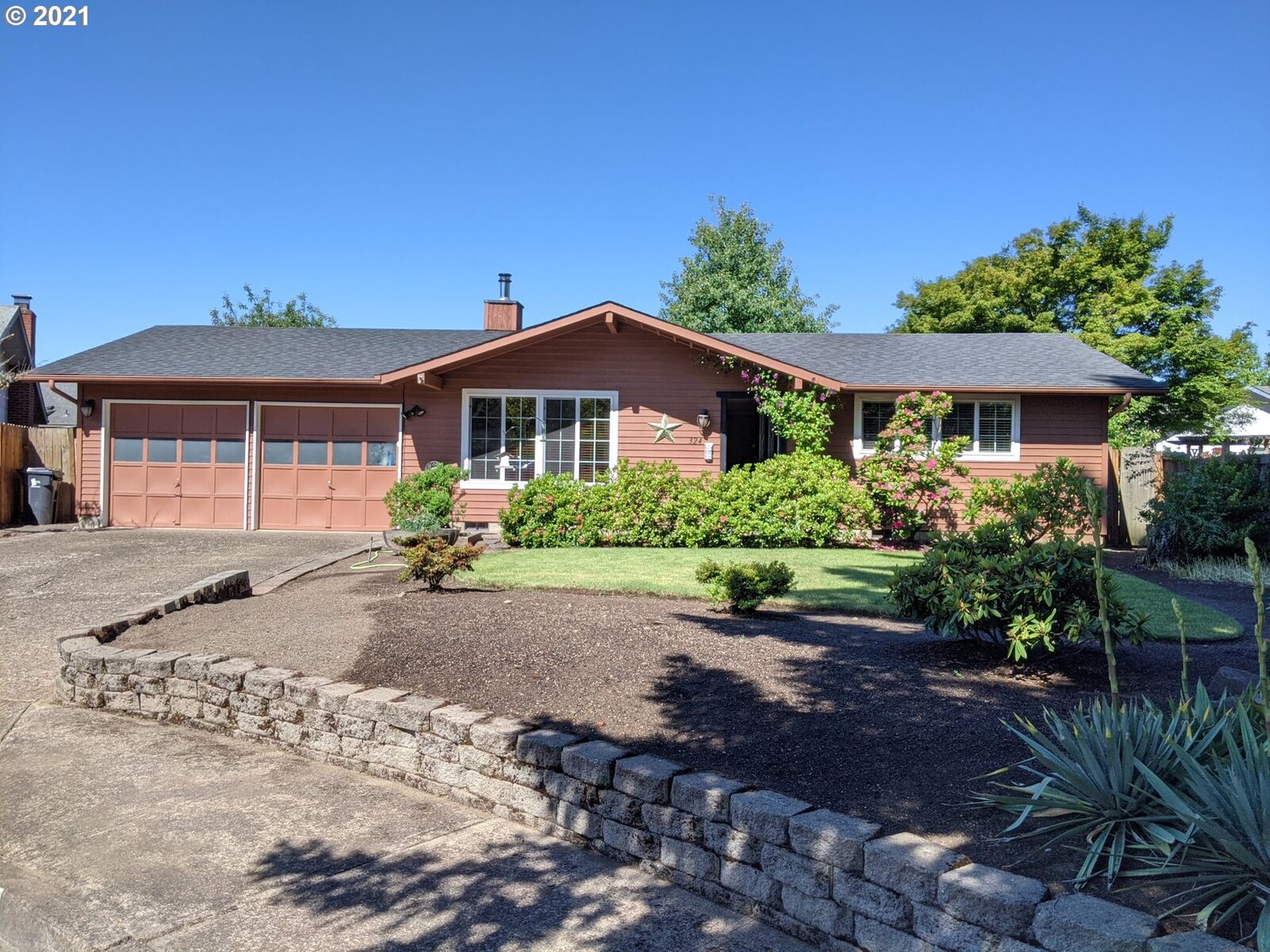 Property Photo: 324 Lynnbrook Dr OR 97404