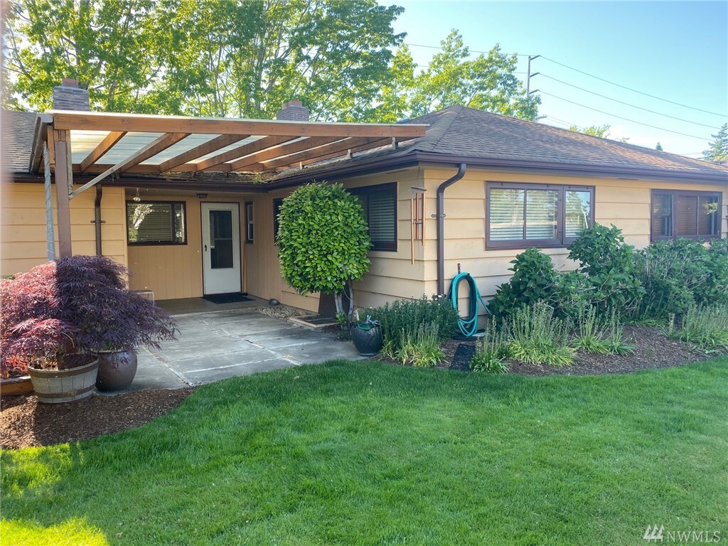 Property Photo:  2932 James St  WA 98225 