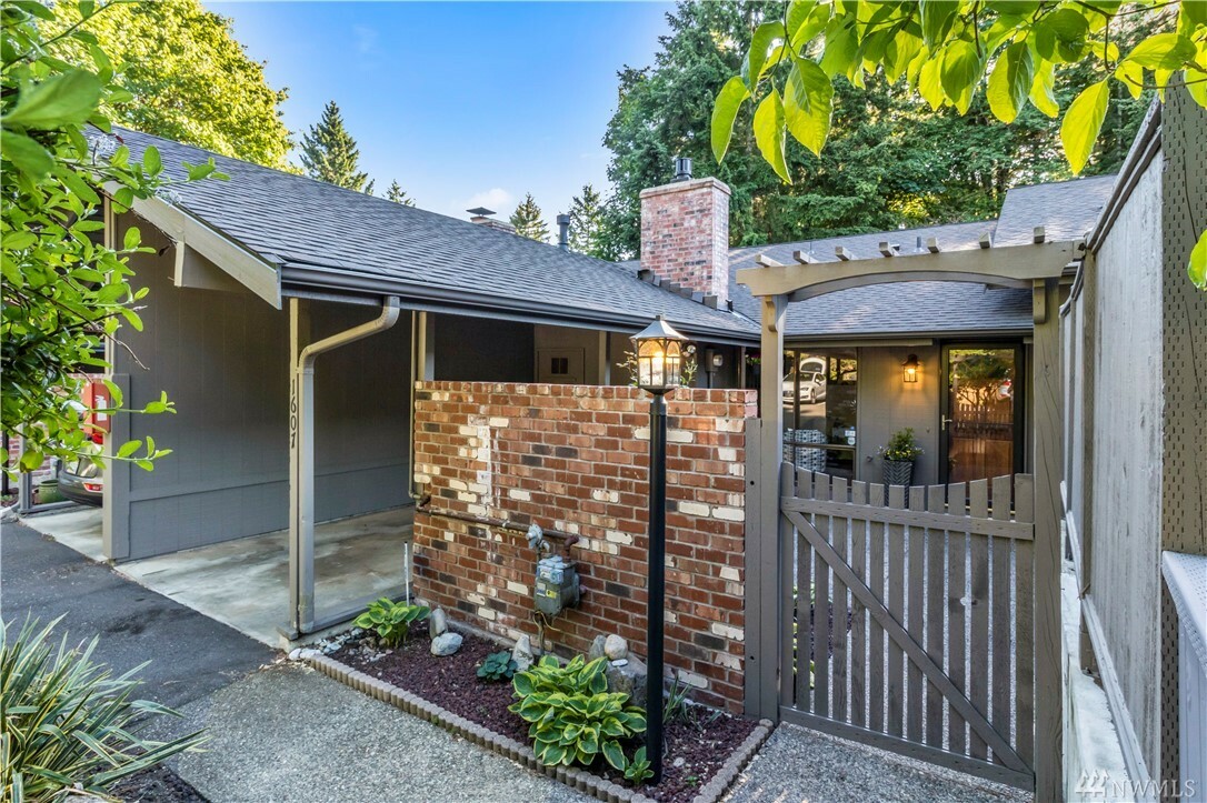 Property Photo:  1607 Blaine Ct SE  WA 98055 