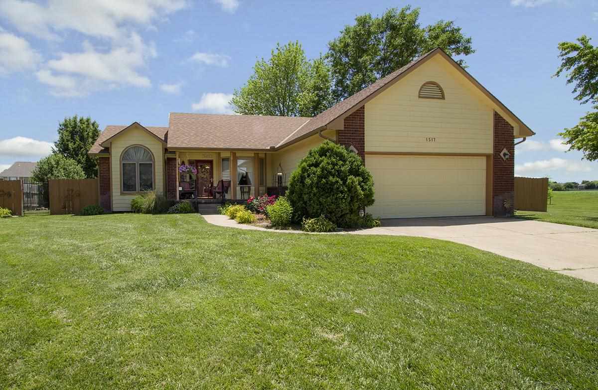 Property Photo: 1517 Loring St KS 67060