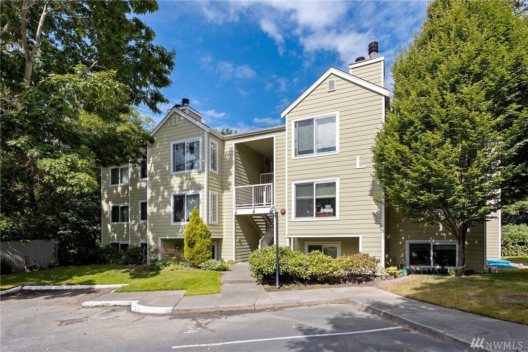 Property Photo:  975 Aberdeen Ave NE L101  WA 98056 