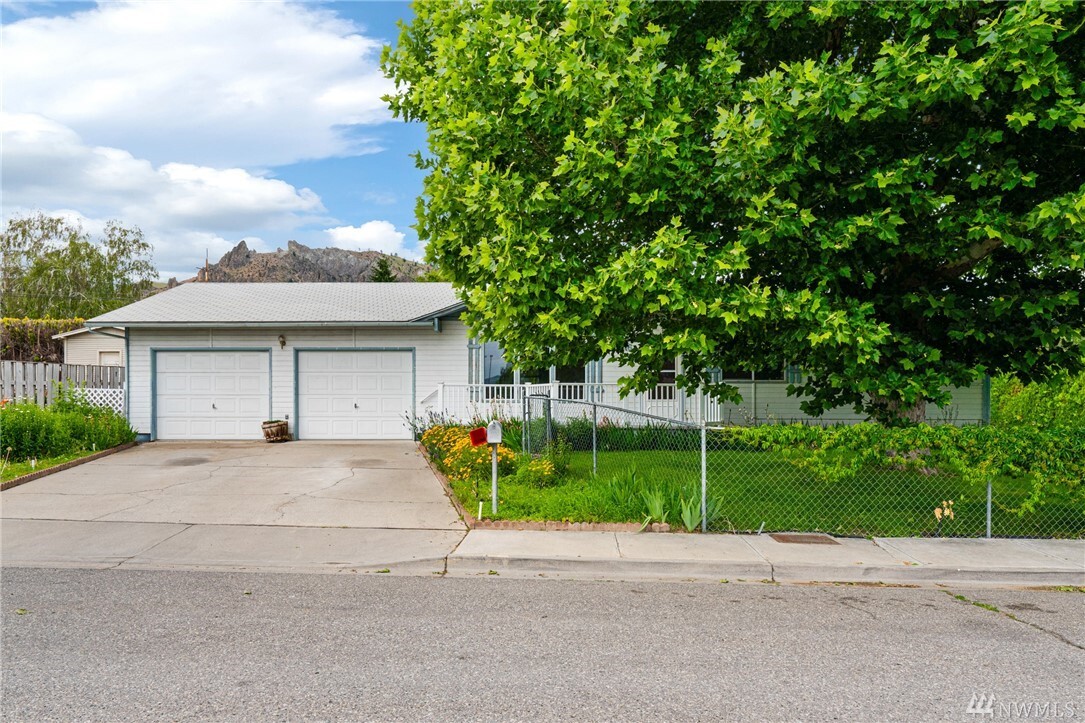 Property Photo: 1316 Kittitas St WA 98801