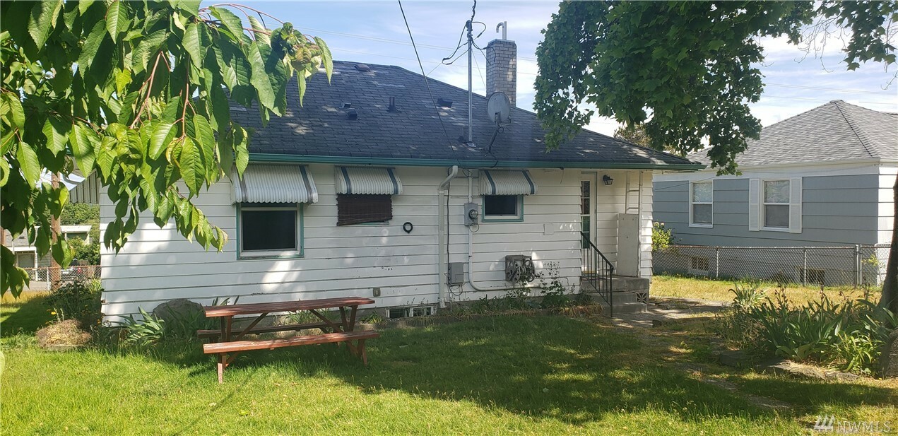 Property Photo:  2205 Trenton Ave  WA 98310 