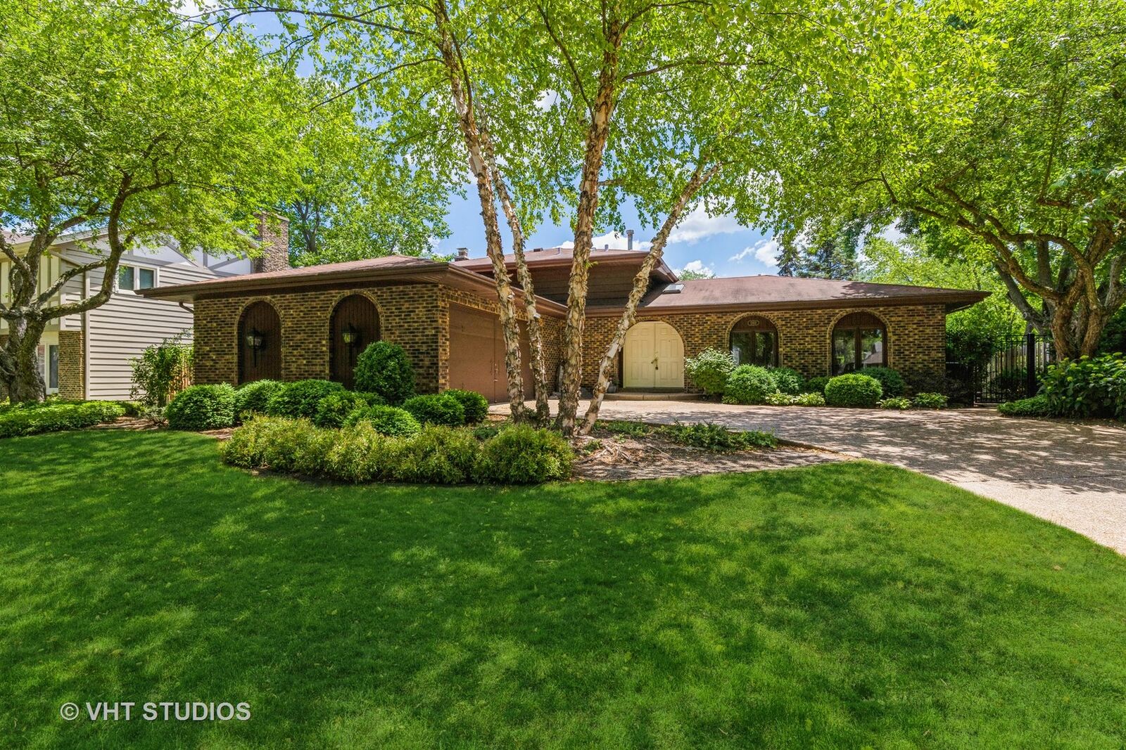Property Photo:  1103 W Golf Road  IL 60048