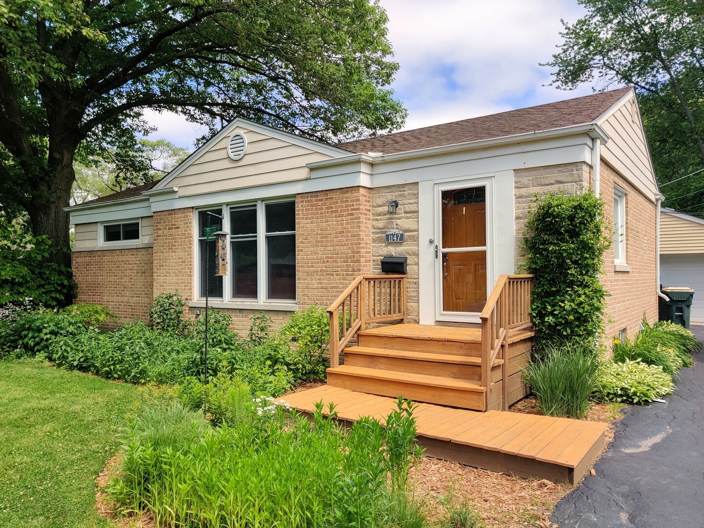 Property Photo:  1147 N Hickory Avenue  IL 60004 